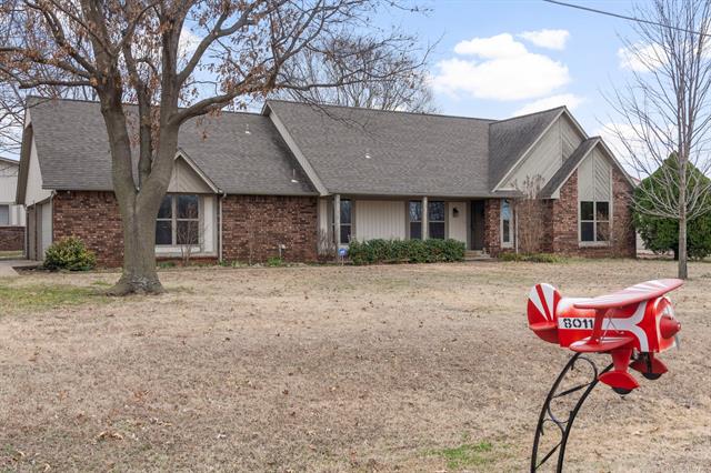 Airpark home at 13559 N 151st Avenue, Collinsville OK