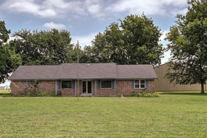 Airpark home at 13559 N 151st Avenue, Collinsville OK